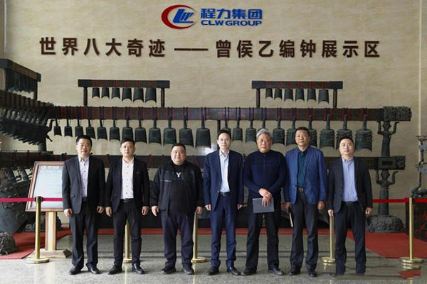 在程力汽車(chē)集團(tuán)總部迎賓大廳，雙方代表觀摩世界八大奇跡編鐘后合影紀(jì)念