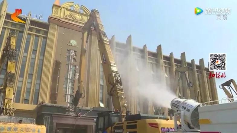 程力抑塵車助力雄安綠色環(huán)保第一拆大顯身手，被央視等電視臺(tái)主流媒體重點(diǎn)報(bào)道